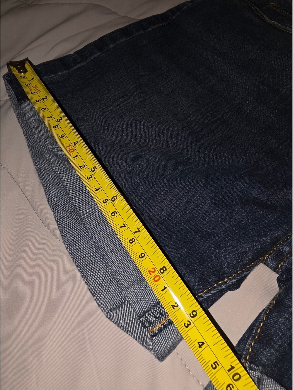 Levi's signature Women's Cuffed Denim Shorts - Size 2 - Picture 5 of 9